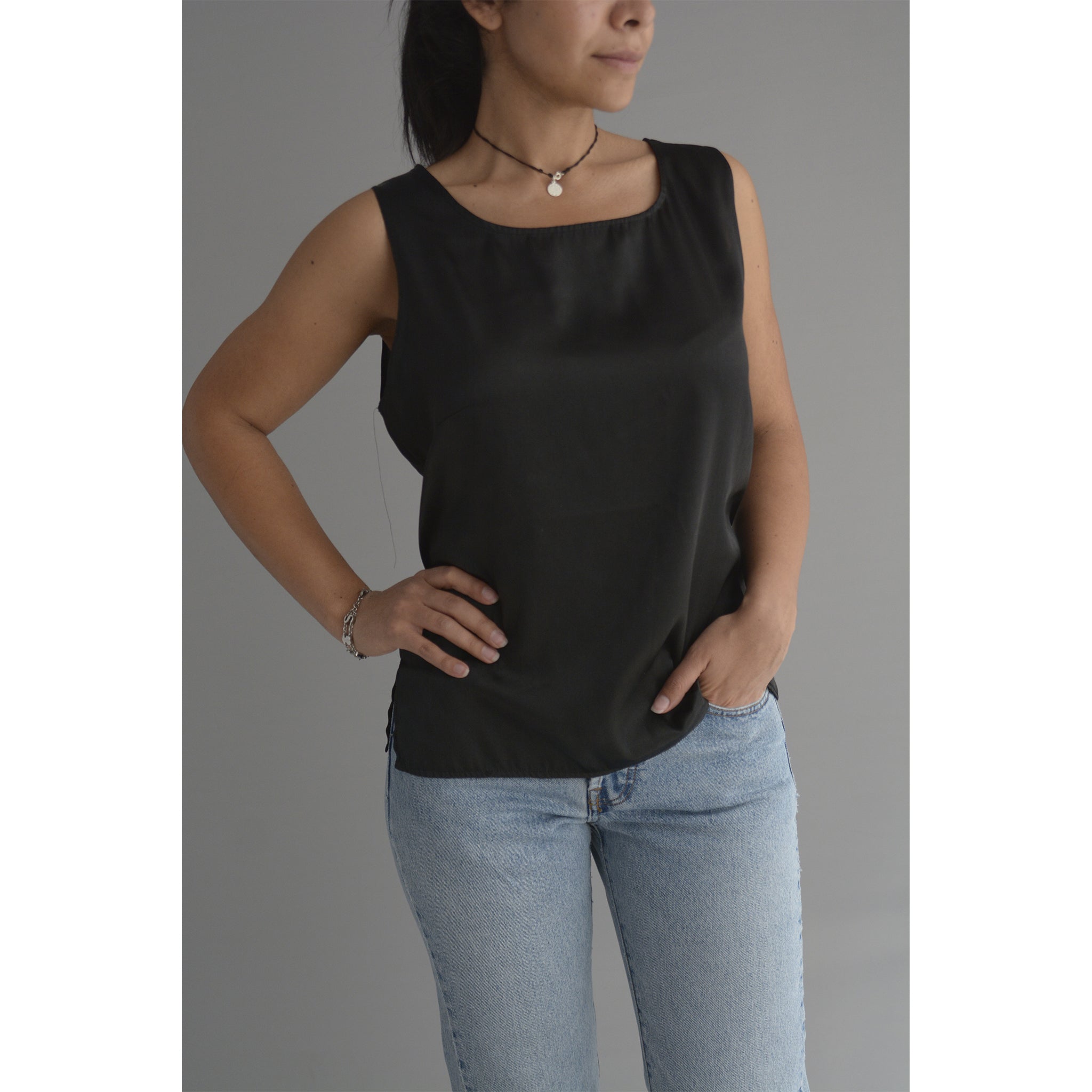 Blusa negra clásica sin mangas